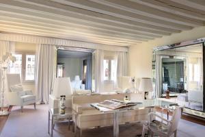威尼斯Palazzina Grassi的客厅配有沙发和桌子