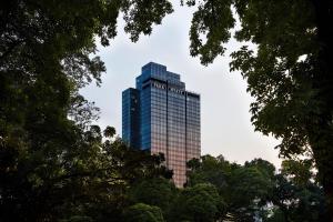 雅加达Park Hyatt Jakarta的一座高大的建筑,有很多窗户