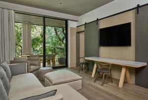 圣海伦娜Alila Napa Valley, a Hyatt Resort的客厅配有沙发和带电视的桌子