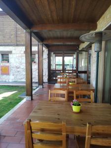 AmandolaRifugio Garulla的用餐室配有木桌和椅子