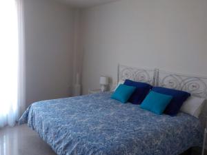 埃尔希耶戈埃尔谢戈拉格尔公寓的一间卧室配有蓝色的床和蓝色枕头
