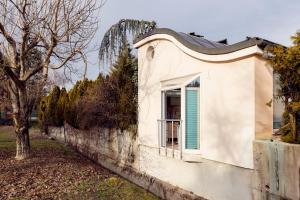 卢布尔雅那Sweet Sissi的白色的小房子,设有蓝色的窗户
