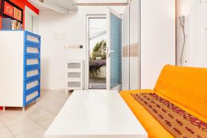 卢布尔雅那Sweet Sissi的客厅配有橙色沙发和滑动玻璃门