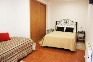 Sendim库拉尔皮诺酒店的一间小卧室,配有一张床和一张床