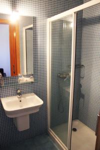 Sendim库拉尔皮诺酒店的一间带水槽和淋浴的浴室