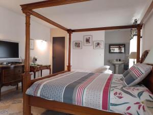 La GimondLe Domaine de la plume的一间卧室配有一张带木篷的床