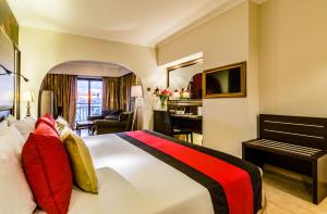 斯利马AX The Victoria Hotel的配有一张床和一张书桌的酒店客房