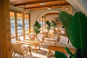 邦盛观潮度家村的餐厅设有桌椅和窗户。