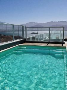 埃拉特Spa Eilat Mountain Lodge的享有水景的游泳池