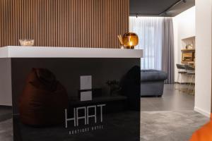 那不勒斯Hart Boutique Hotel的客厅配有带步枪标志的桌子