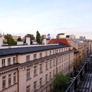 华沙Centrum ARTLwowska的从建筑物屋顶上可欣赏到风景