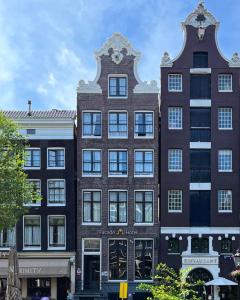 阿姆斯特丹Facade Hotel Amsterdam的城市街道上的建筑