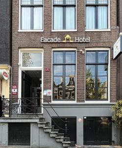 阿姆斯特丹Facade Hotel Amsterdam的一座砖砌建筑的外墙与酒店