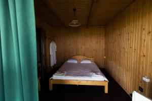斯维季亚济ТУРБАЗА NESTER-HOUSE的一间小卧室,配有一张木墙床