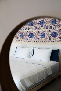 埃拉特Spa Eilat Mountain Lodge的一间卧室配有一张带大镜子的床