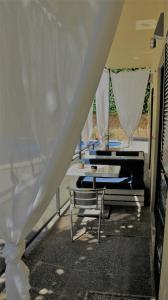 马略卡岛帕尔马博南尼旅馆的一个带桌椅和白色窗帘的帐篷
