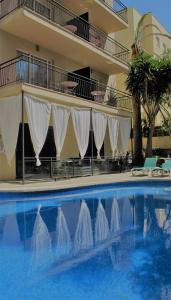 马略卡岛帕尔马博南尼旅馆的大楼前设有游泳池的酒店