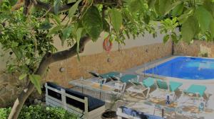 马略卡岛帕尔马博南尼旅馆的一组椅子和一个游泳池