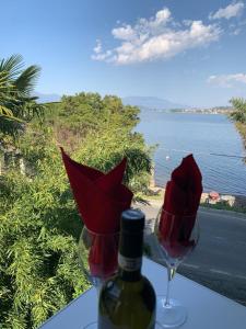 梅纳La Dolce Vita的一瓶葡萄酒和一杯红花葡萄酒