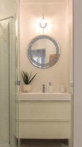 佩奇Königin Apartman的一间带水槽和镜子的浴室