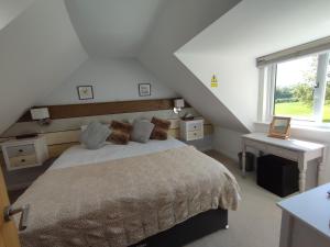 奇切斯特Little Fisher Farm - Farm-View Retreat的一间卧室设有一张大床和一个窗户。