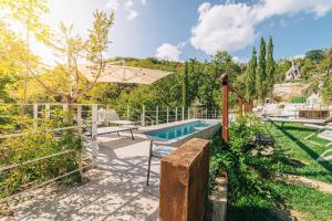 CeretanaVilla la Rocca的后院设有游泳池和遮阳伞