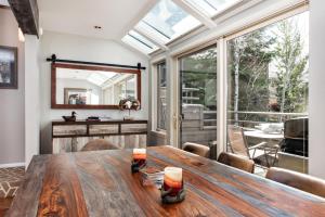 阿斯潘Villa's of Aspen by Snowmass Vacations的一间带木桌和大窗户的用餐室
