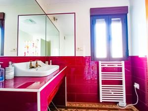 Arandilla del ArroyoCasa rural La Antigua Herrería的一间带水槽和镜子的浴室