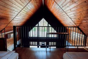 济夫努夫Domki na wydmie的木制天花板上设有大窗户的客房