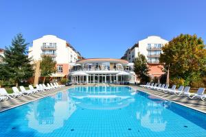 巴特乔京帝王酒店的一座带椅子的大型游泳池和一座建筑