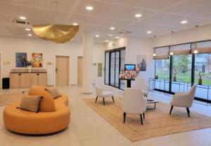 尼斯Residhome Nice Aéroport的医院的候诊室,配有沙发和椅子