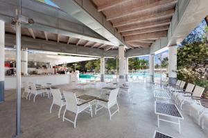 卡斯特拉巴特滨海Ethra Reserve Alborèa的一个带桌椅的庭院和一个游泳池
