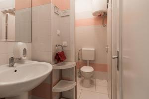 斯普利特斯普利特背包客旅馆的一间带水槽和卫生间的浴室