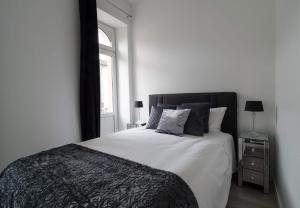 卢森堡EXECUTIVE DOUBLE ROOM WITH EN-SUITE CITY CENTRE IN Guest House R1的白色的卧室设有床和窗户