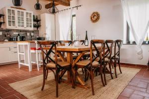 MindszentkállaKáli Panorama Resort的厨房配有木桌和椅子