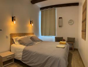普雷兰LA MAISON DU PORT的一间卧室设有一张大床和窗户