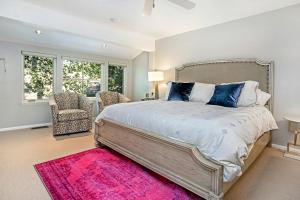 阿斯潘Villa's of Aspen by Snowmass Vacations的一间卧室配有一张大床和粉红色的地毯。