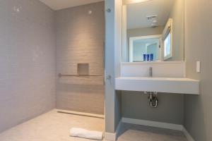 绍斯霍尔德The Shoals Suites & Slips的浴室设有白色水槽和镜子