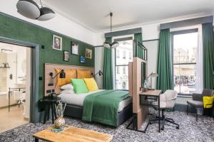 巴斯Abbey Hotel Bath, a Tribute Portfolio Hotel的一间卧室设有绿色的墙壁、一张床和一张书桌