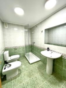 拉瓜迪亚KEY HOUSE的浴室配有卫生间、盥洗盆和淋浴。
