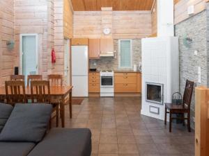 科林基拉Holiday Home Amero purnu 1的厨房以及带桌子和壁炉的用餐室。