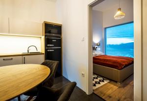 艾普莱尼EPL Luxury的小房间设有床、桌子和厨房