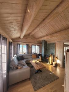 特吕西尔ReveEnka - cabin in Trysil with Jacuzzi for rent的客厅配有沙发和桌子