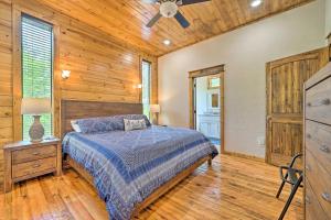 Broken Bow Family Cabin with Fireplace and Hot Tub!客房内的一张或多张床位