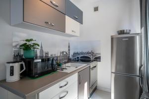 格丁尼亚04 Gdynia Centrum - Apartament Mieszkanie dla 4 os的厨房配有水槽和冰箱