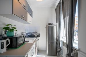 格丁尼亚04 Gdynia Centrum - Apartament Mieszkanie dla 4 os的厨房配有不锈钢冰箱和窗户