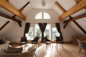 克劳斯塔尔采勒费尔德Bunter Bock / Die Harz-Urlaubs-Alm的客厅设有木制天花板和大窗户。
