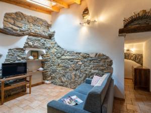 PantasinaHoliday Home Ca' da Prima Porta - VLO131 by Interhome的客厅设有石墙和沙发。