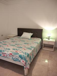 哈曼苏斯Studio à Hammam Sousse的一间卧室配有一张床和一个床头柜