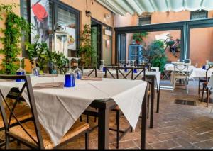 罗马Hotel Casa Mia的一间在房间内配有桌椅的餐厅